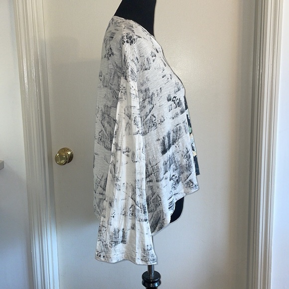 ANTHROPOLOGIE AKEMI + KIN long sleeved asymmetrical T-shirt with flared sleeves. - Picture 2 of 16